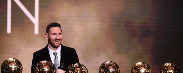 Аргентинский футболист Лионель Месси на церемонии вручения премии Золотой мяч в Париже  Аргентинский футболист Лионель Месси на церемонии вручения премии Золотой мяч в Париже  - اسپوتنیک افغانستان