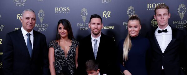 Лионель Месси с семьей, Христо Стоичков, Френки Де Йонг с Микки Кимени на церемонии Золотой мяч 2019 Лионель Месси с семьей, Христо Стоичков, Френки Де Йонг с Микки Кимени на церемонии Золотой мяч 2019 - اسپوتنیک افغانستان
