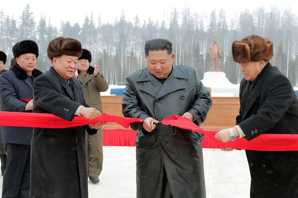 کیم جونگ اون  در مراسم باشکوه ساخت و افتتاح یک شهر جدید در کوریای شمالی  - اسپوتنیک افغانستان  