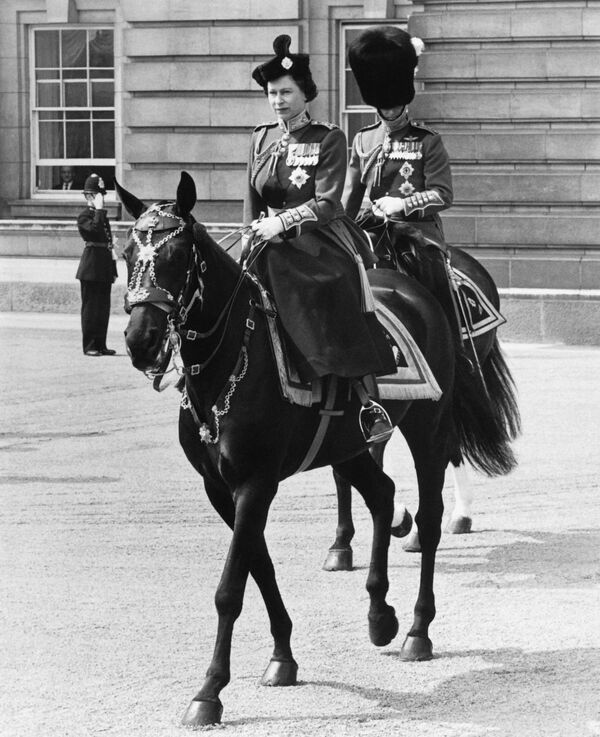 اسب سواری ملکه الیزابت دوم با شاهزاده فیلیپ - اسپوتنیک افغانستان  