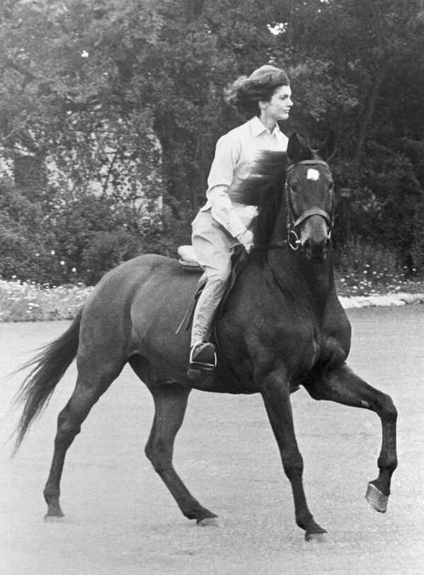 اسب سواری همسر رئیس جمهور اسبق امریکا ژاکلین کندی -سال 1962 - اسپوتنیک افغانستان  