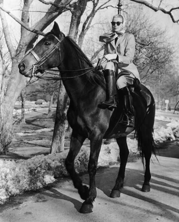 اسب سواری بازیگر و همسر آینده حاکم موناکو ، گریس کلی سال  1955 در نیویورک   - اسپوتنیک افغانستان  