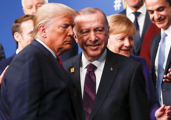 دونالد ترامپ و رجب طیب اردوغان، روسای جمهور امریکا و ترکیه در  نشست سران کشورهای عضو پیمان نظامی آتلانتیک شمالی، ناتو در لندن - اسپوتنیک افغانستان  