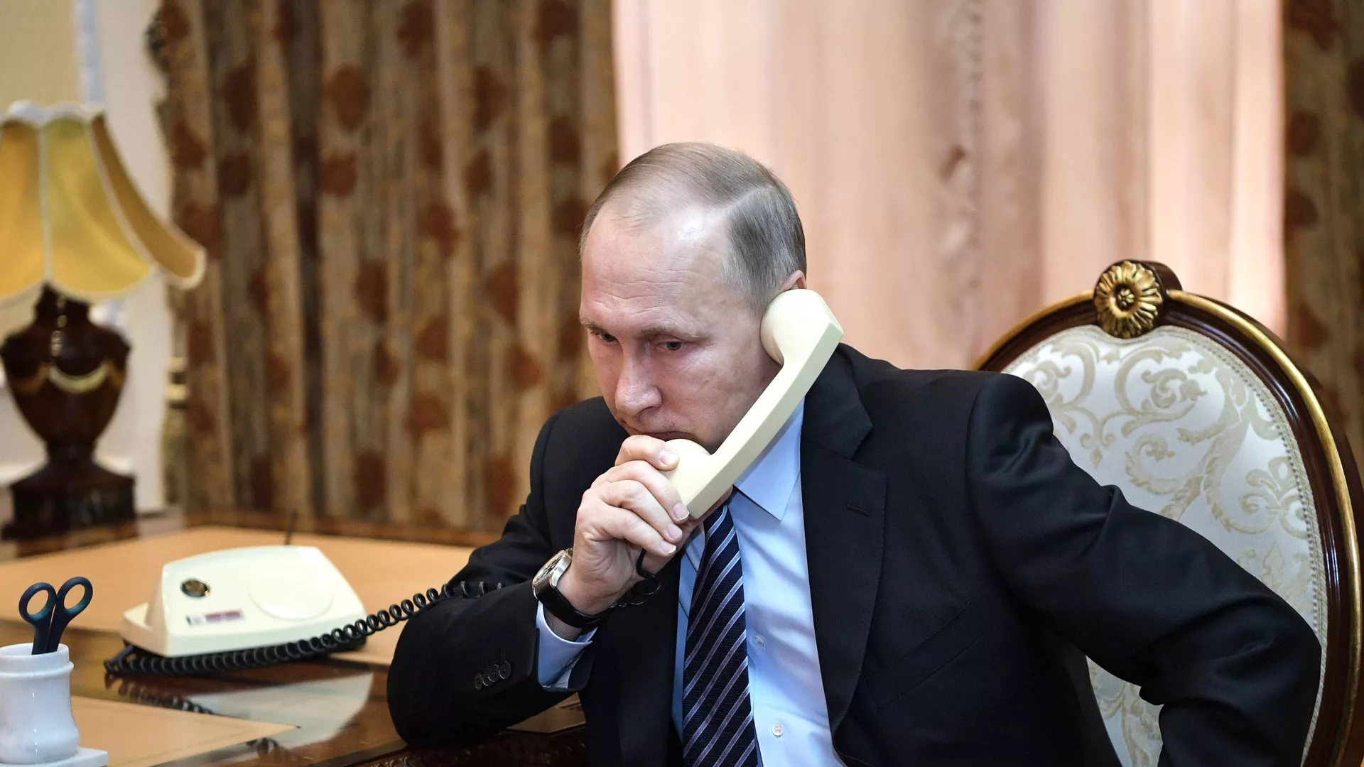 Президент России Владимир Путин во время совместного с президентом Республики Таджикистан Эмомали Рахмоном телефонного разговора с президентом Туркмении Гурбангулы Бердымухамедовым