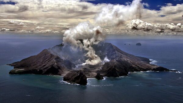 Извержение вулкана на острове Уайт-Айленд в Новой Зеландии  - اسپوتنیک افغانستان  