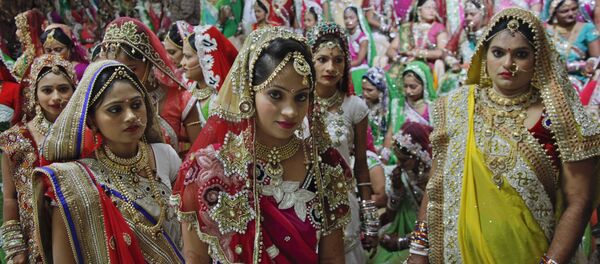 Невесты перед началом массовой свадебной церемонии в Индии - اسپوتنیک افغانستان  