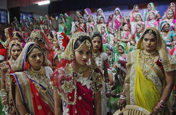 عروسان در مراسم ازدواج دسته جمعی در سورات- هند - اسپوتنیک افغانستان  
