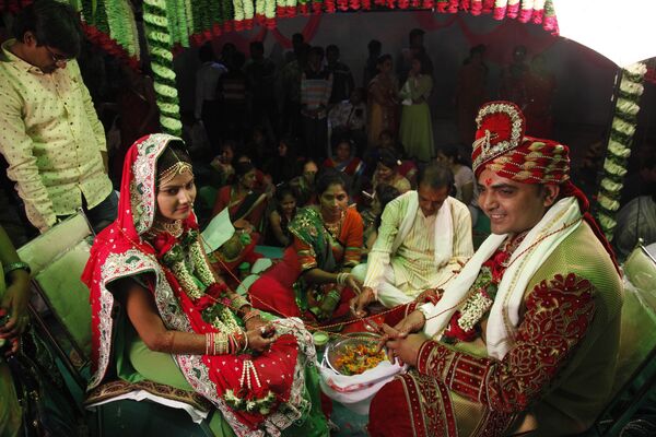 عروس در زمان انجام سنت های خاص مراسم عروسی در هند - اسپوتنیک افغانستان  