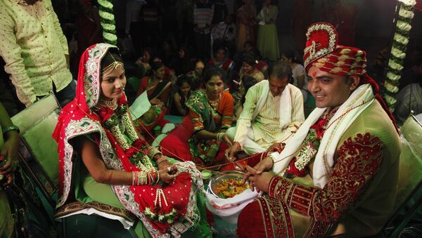Невеста во время соблюдения свадебного ритуала в Индии - اسپوتنیک افغانستان  