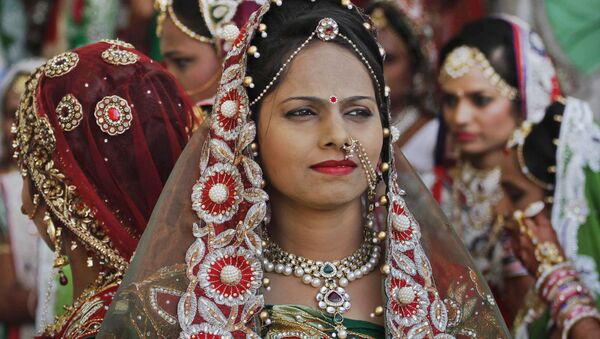 Индийская невеста Vimla Koringa перед массовой свадебной церемонии в городе Сурат, Индия - اسپوتنیک افغانستان  