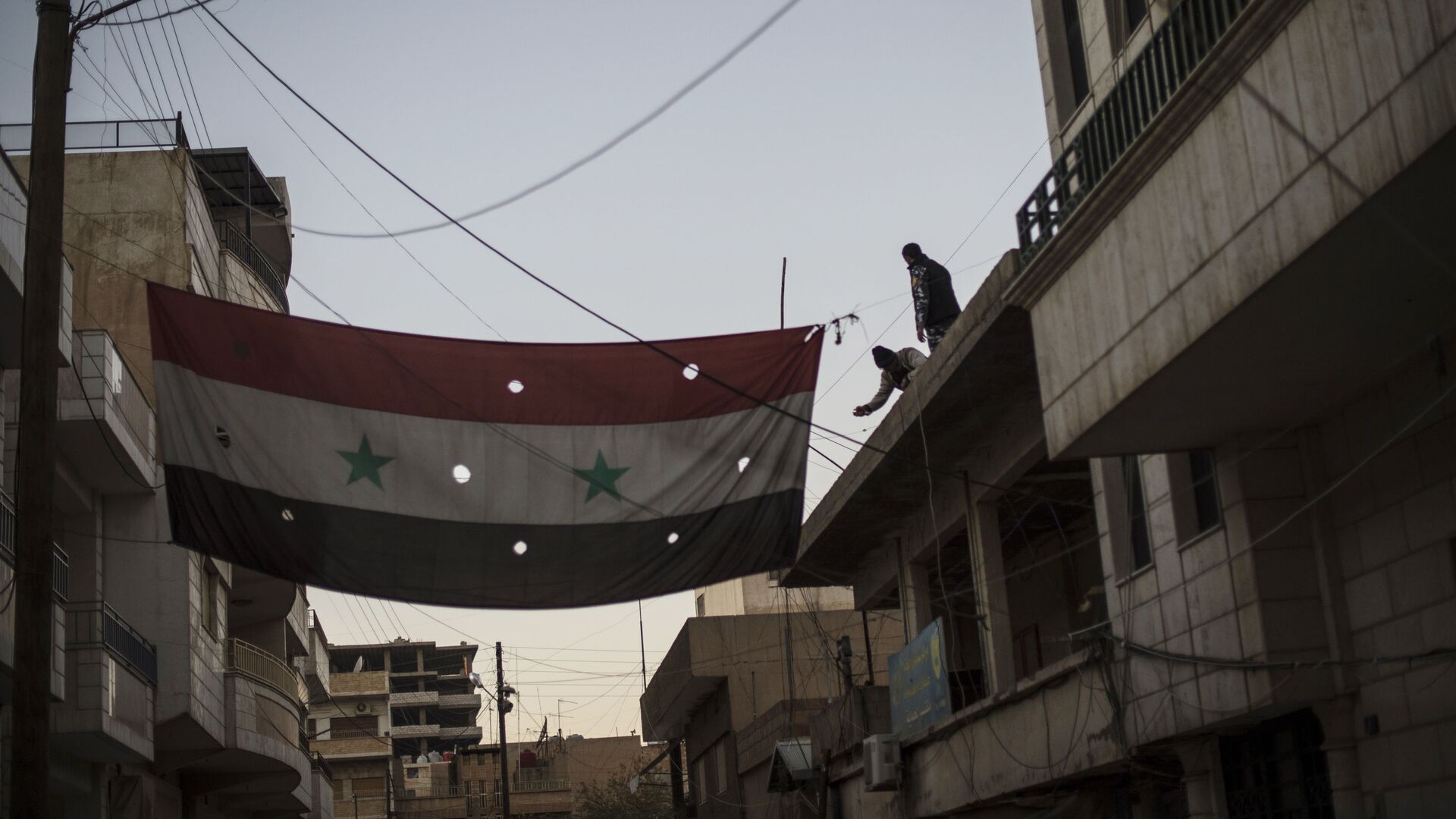 Бойцы Соторо вывешивают флаг Сирии на одной из улиц в городе Камышли в Сирии - اسپوتنیک افغانستان  , 1920, 06.05.2023