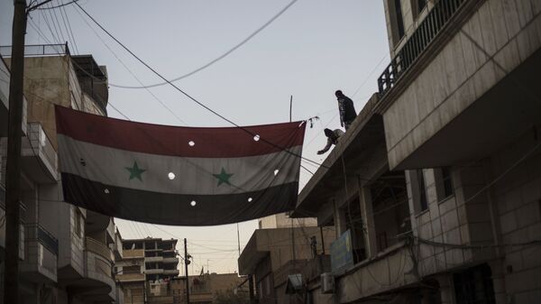Бойцы Соторо вывешивают флаг Сирии на одной из улиц в городе Камышли в Сирии - اسپوتنیک افغانستان  