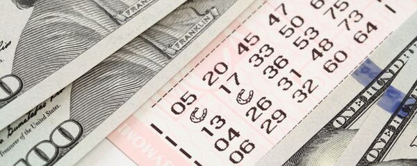 یک مرد پس از باختن تمام ثروت‌اش، غرفهٔ لاتری را آتش زد - اسپوتنیک افغانستان  