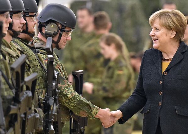 آنگلا مرکل صدراعظم آلمان در حال دست دادن با نظامی آلمانی بخشی خدمات صحی ارتش آلمان در شهر لیر - اسپوتنیک افغانستان  