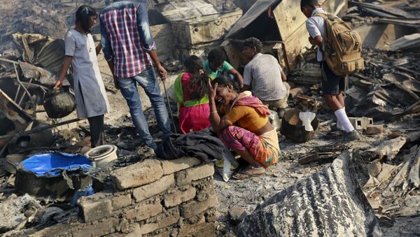 Женщина плачет возле развалин её сгоревшего дома в трущобах Мумбаи, Индия - اسپوتنیک افغانستان  
