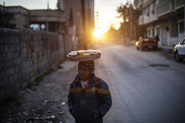 نوجوان سوری در حال فروش نوشیدنی در یکی از خیابان های شهر کامیشلی در سوریه - اسپوتنیک افغانستان  