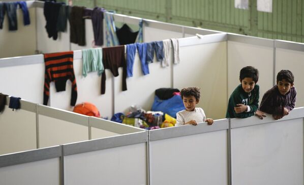 کودکان در کمپ مهاجران در میدان هوایی برلین - تمپلهوف - اسپوتنیک افغانستان  