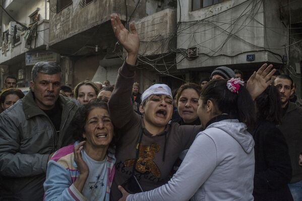 بستگان قربانیان حمله تروریستی در شهر حمص - اسپوتنیک افغانستان  