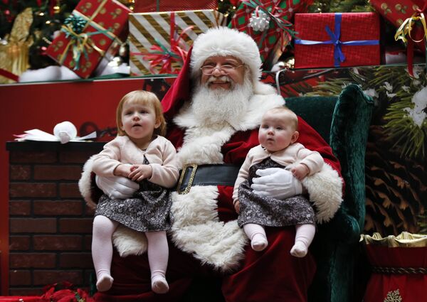 Санта Клаус с детьми в торговом центре Мэн Молл, США - اسپوتنیک افغانستان  