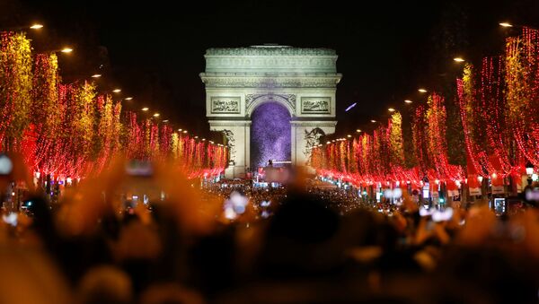 Зрители во время праздничного светового шоу перед Триумфальной аркой в Париже - اسپوتنیک افغانستان  