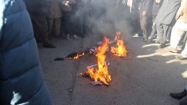 معترضان بامیانی تصویر حلیم تنویر را آتش زدند - اسپوتنیک افغانستان  