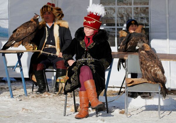 شکارچی با عقاب طلایی هنگام شکار در قزاقستان - اسپوتنیک افغانستان  