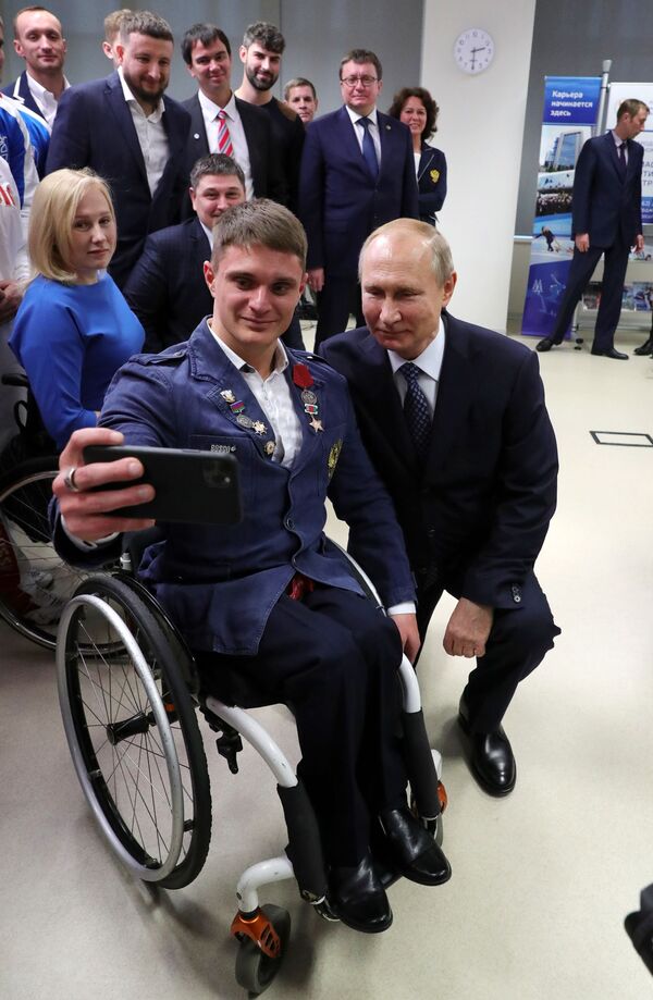 ولادیمیر پوتین رئیس جمهور روسیه در دیدار با ورزشکاران پارالمپیکی روسیه و اعضای تیم ملی
 - اسپوتنیک افغانستان  