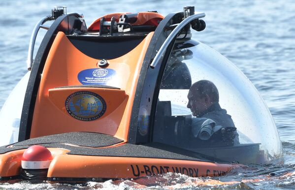 ولادیمیر پوتین رئیس جمهور روسیه در زیردریایی «ش 308» سامگا.
 - اسپوتنیک افغانستان  
