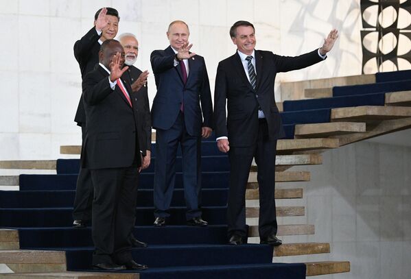 ولادیمیر پوتین رئیس جمهور روسیه قبل از آغاز مراسم عکس مشترک رهبران بریکس در برزیل.
 - اسپوتنیک افغانستان  