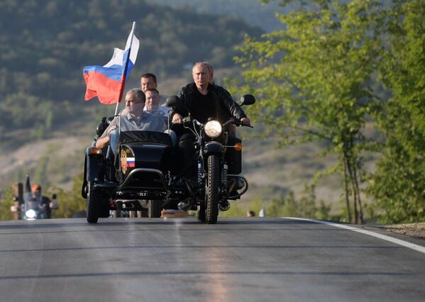 ولادیمیر پوتین رئیس جمهور روسیه قبل از آغاز مراسم عکس مشترک رهبران بریکس در برزیل
 - اسپوتنیک افغانستان  