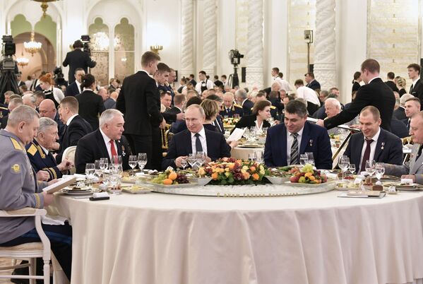 ولادیمیر پوتین رئیس جمهور روسیه در مراسم سنتی سالانه در کرملین به مناسبت روز قهرمانان میهنی
 - اسپوتنیک افغانستان  