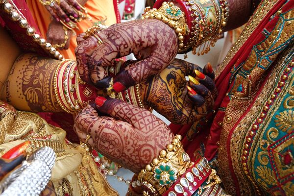 زوجین در طی یک مراسم عروسی دسته جمعی در شهر هند سورات - اسپوتنیک افغانستان  
