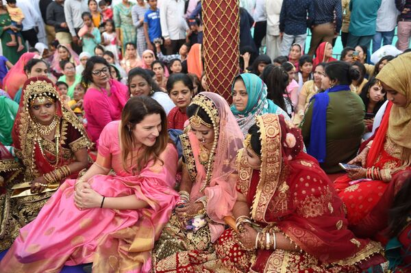 زوجین در طی یک مراسم عروسی دسته جمعی در شهر هند سورات - اسپوتنیک افغانستان  