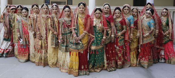 عروس که دسته جمعی در شهر هند سورات عکس می گیرند - اسپوتنیک افغانستان  