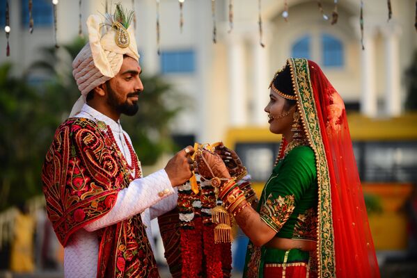 زوج ها در یک مراسم عروسی دسته جمعی در شهر هند سورات - اسپوتنیک افغانستان  