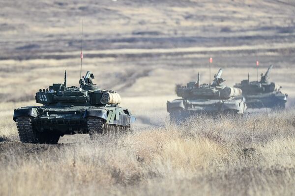 نظامیان روسیه در بیاتلون تانک ها در شبه‌جزیره کریمه - اسپوتنیک افغانستان  