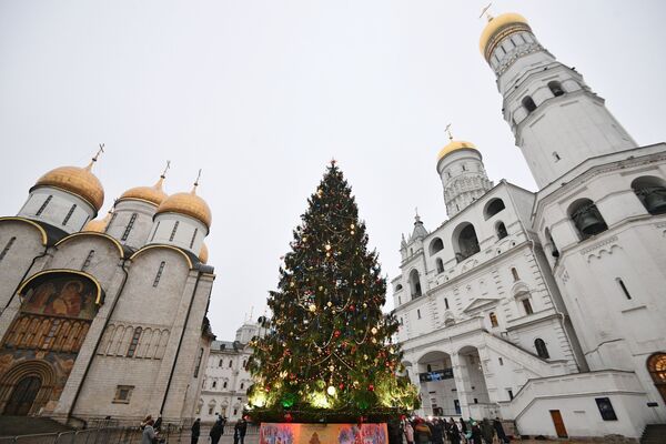 تزئینات مهم‌ترین درخت سال نو در میدان کلیساهای کرملین - اسپوتنیک افغانستان  