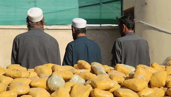 دستگیری سه تن قاچاقبر با یک محموله بزرگ چرس در ولایت ننگرهار - اسپوتنیک افغانستان  
