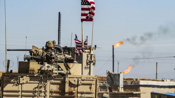 Американский военный автомобиль у нефтяного месторождения в Сирии - اسپوتنیک افغانستان  