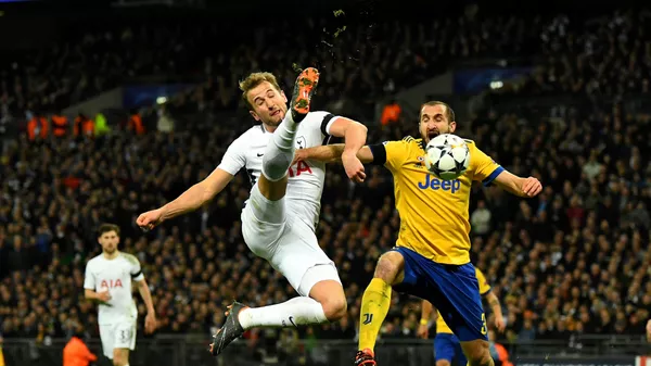  Soccer Football - Champions League Round of 16 Second Leg - Tottenham Hotspur vs Juventus - Wembley Stadium, London, Britain - March 7, 2018 Tottenham's Harry Kane in action with Juventus’ Giorgio Chiellini - اسپوتنیک افغانستان  