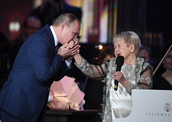 رئیس جمهور روسیه در کنسرتی در  بالشوی تئاتر مسکو - اسپوتنیک افغانستان  