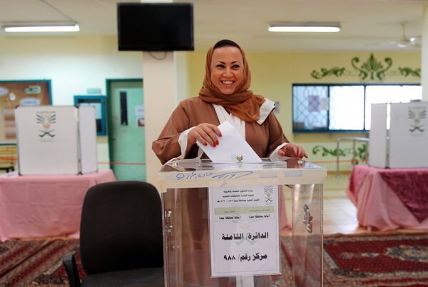 زنان در شهر جده عربستان رای میدهند - اسپوتنیک افغانستان  