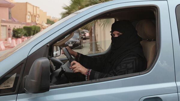 Женщина за рулем в Саудовской Аравии - اسپوتنیک افغانستان  