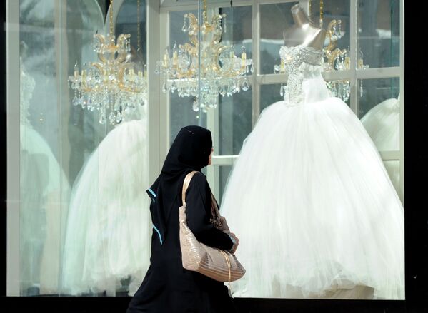 خانم جلوی وترین مغازه اسباب عروسی عربستان سعودی - اسپوتنیک افغانستان  