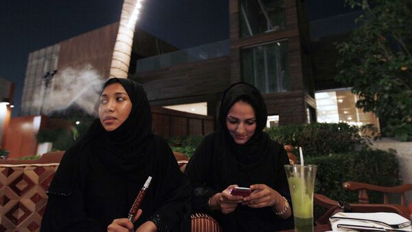 Женщины во время курения кальяна в городе Джидда в Саудовской Аравии - اسپوتنیک افغانستان  