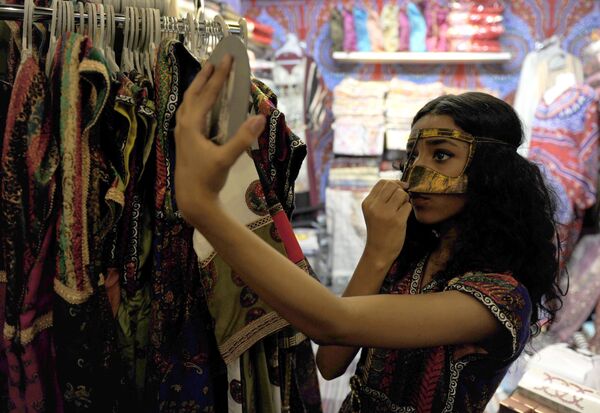 خانم عربی حین پوشیدن نقاب در شهر جده - اسپوتنیک افغانستان  