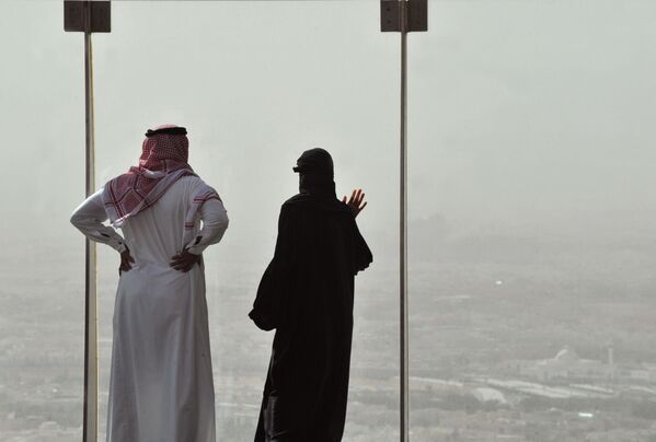 زن و شوهر عربستانی حین تماشا از برج به طوفان ریگ الریاض - اسپوتنیک افغانستان  
