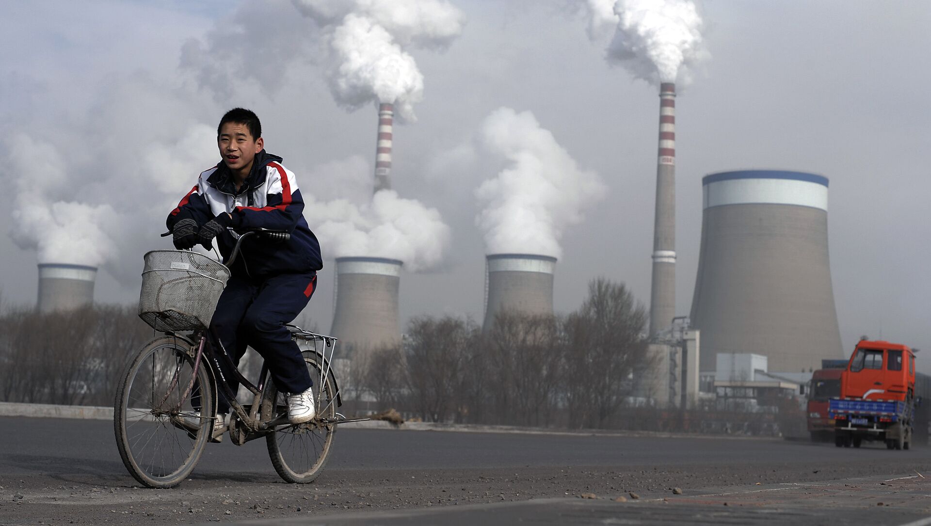 Мальчик на велосипеде напротив электростанции в Китае  - اسپوتنیک افغانستان  , 1920, 26.10.2021