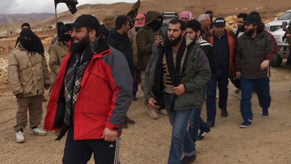 Al Qaeda-linked Nusra Front fighters (back L) stand as Lebanese soldiers and policemen (C) are released in Arsal, eastern Bekaa Valley, Lebanon, December 1, 2015 - اسپوتنیک افغانستان  