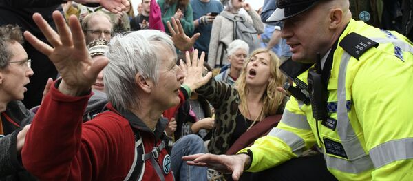 تلاش معترضین در لندن برای ورود به دفتر نخست وزیر + ویدیو تلاش معترضین در لندن برای ورود به دفتر نخست وزیر + ویدیو - اسپوتنیک افغانستان